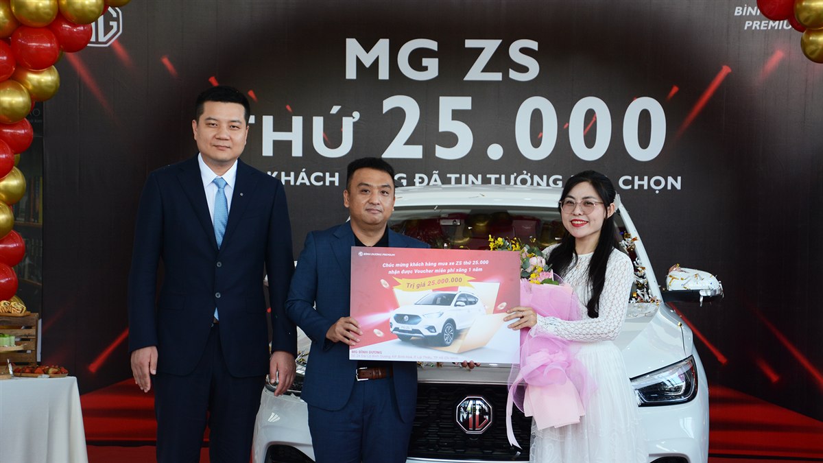 Ban lãnh đạo MG Motor chúc mừng cột mốc 25.000 chiếc MG ZS