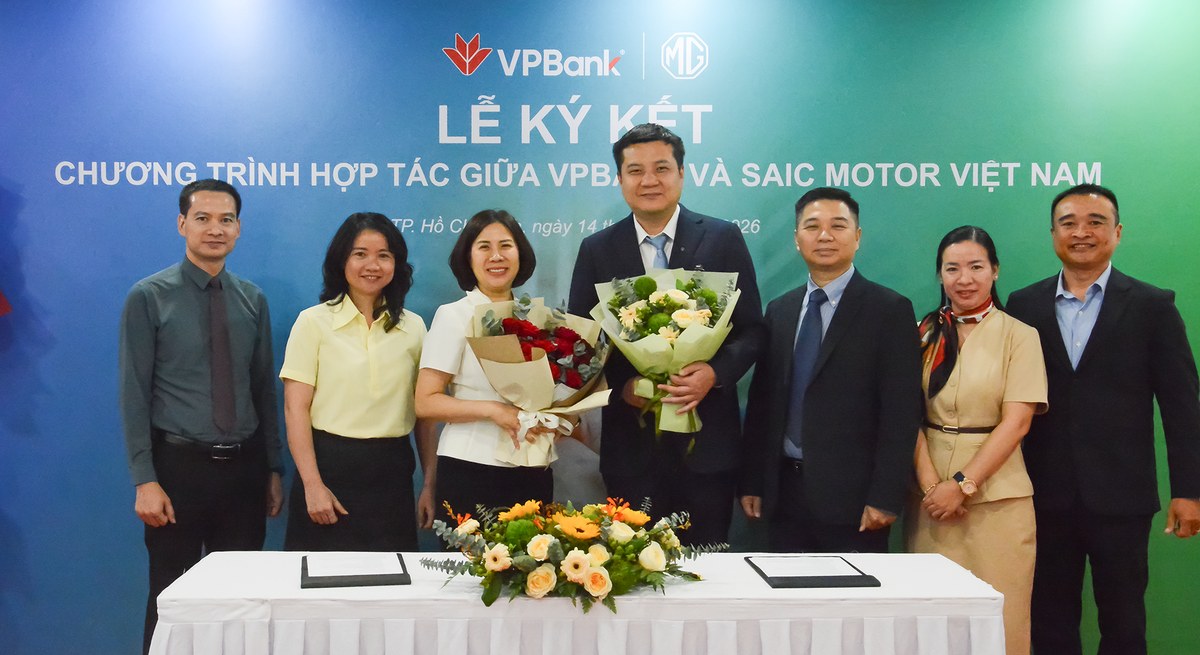 Đại diện hai bên MG và VPBank tại sự kiện ký kết hợp tác
