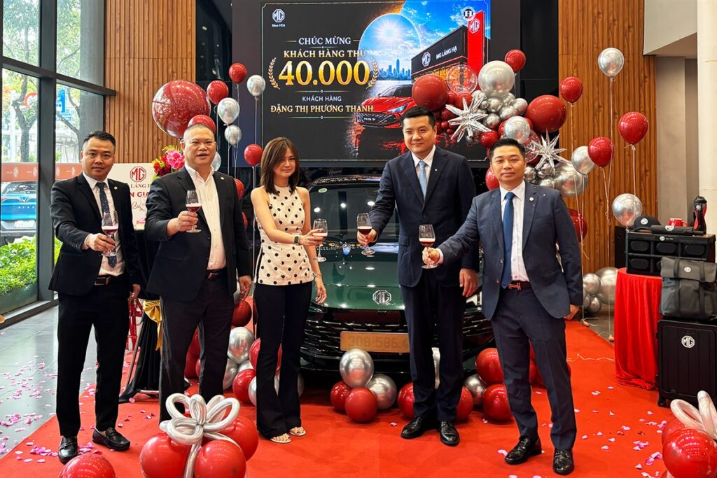 Lễ bàn giao xe thứ 40.000 của MG Việt Nam tại đại lý MG Láng Hạ