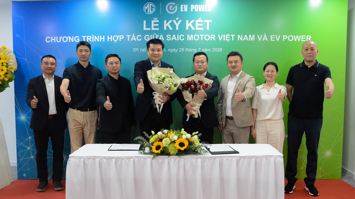 Đại diện hai bên MG và EV Power tại buổi lễ ký kết