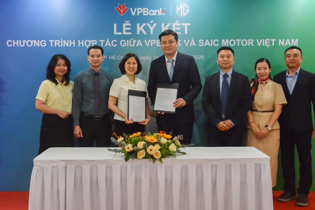 Đại diện SAIC Motor Việt Nam và VPBank ký kết hợp tác chiến lược