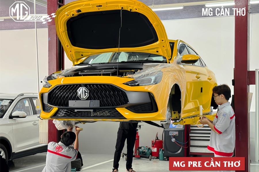 Kỹ thuật viên bảo dưỡng xe tại xưởng dịch vụ MG Cần Thơ
