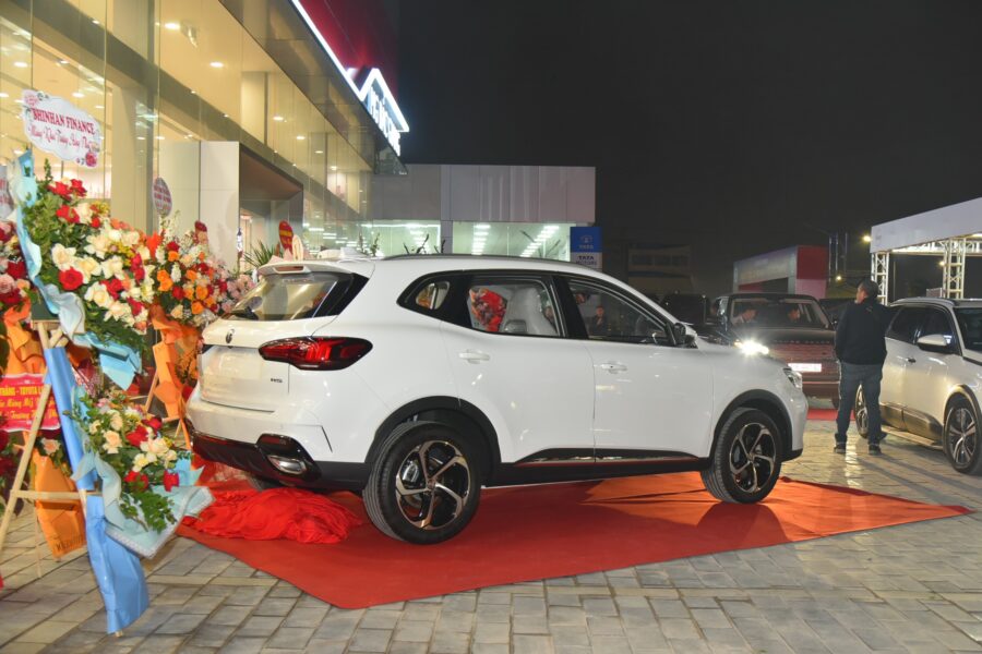 MG HS màu trắng nhìn từ phía sau