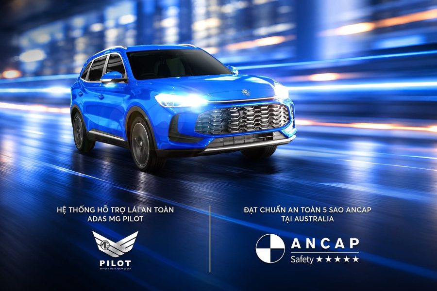 All-New ZS màu xanh dương chạy trên đường phố, poster giới thiệu hệ thống hỗ trợ lái ADAS MG Pilot và chuẩn an toàn 5 sao ANCAP