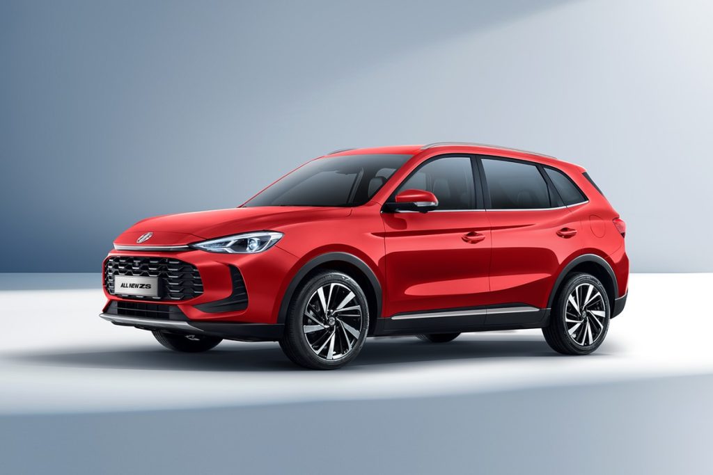 All New MG ZS màu đỏ trong studio, nhìn chéo phía trước