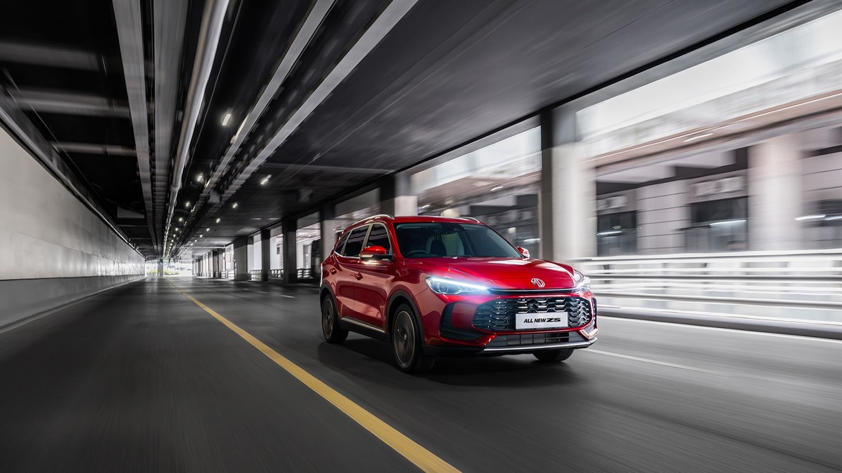 MG All New ZS nhìn chéo phía trước khi di chuyển