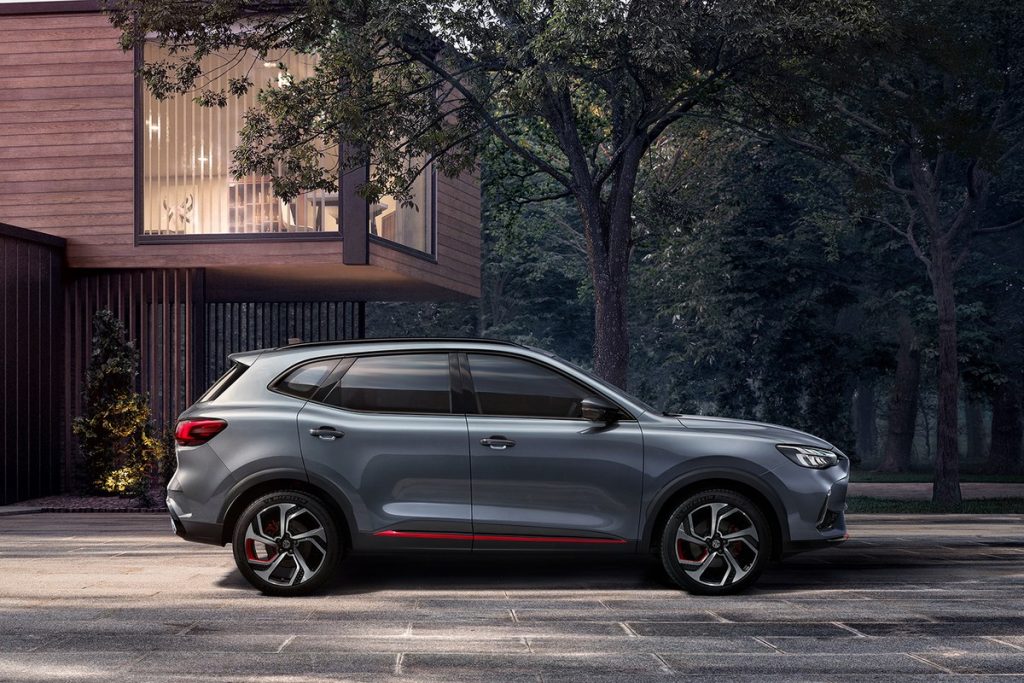 MG HS màu xám bên hông ngôi nhà, mẫu C-SUV trong ưu đãi MG Kiên Giang tháng 10/2026