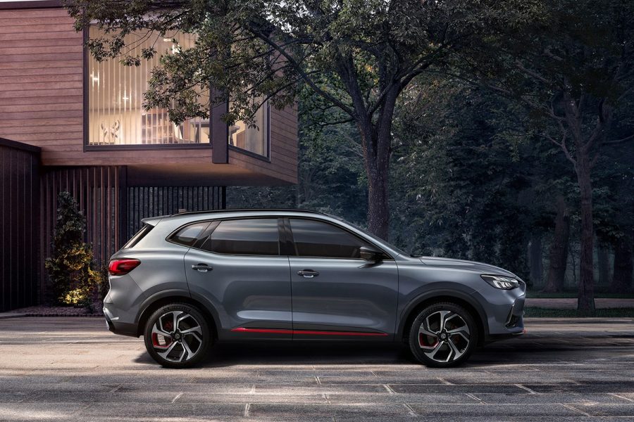 MG HS màu xám bên hông ngôi nhà, mẫu C-SUV trong ưu đãi MG Kiên Giang tháng 10/2026