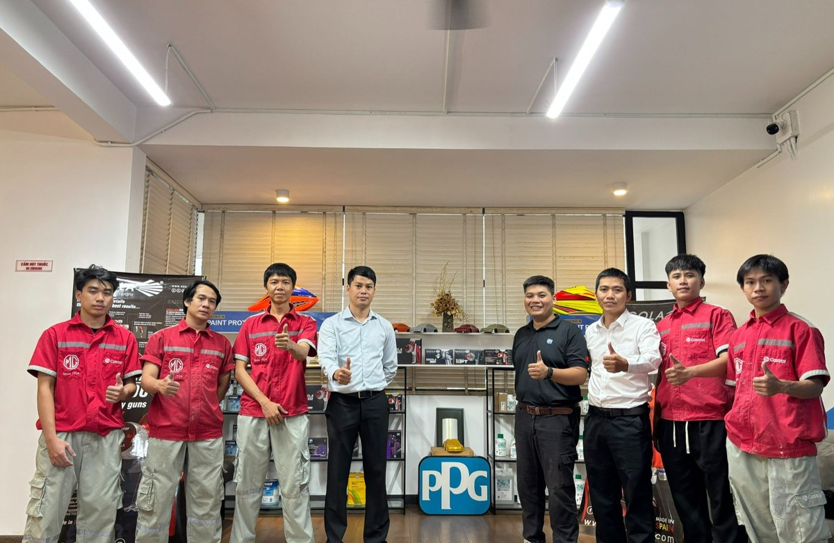 Kỹ thuật viên MG và đại diện PPG chụp ảnh lưu niệm tại chương trình đào tạo kỹ thuật sơn