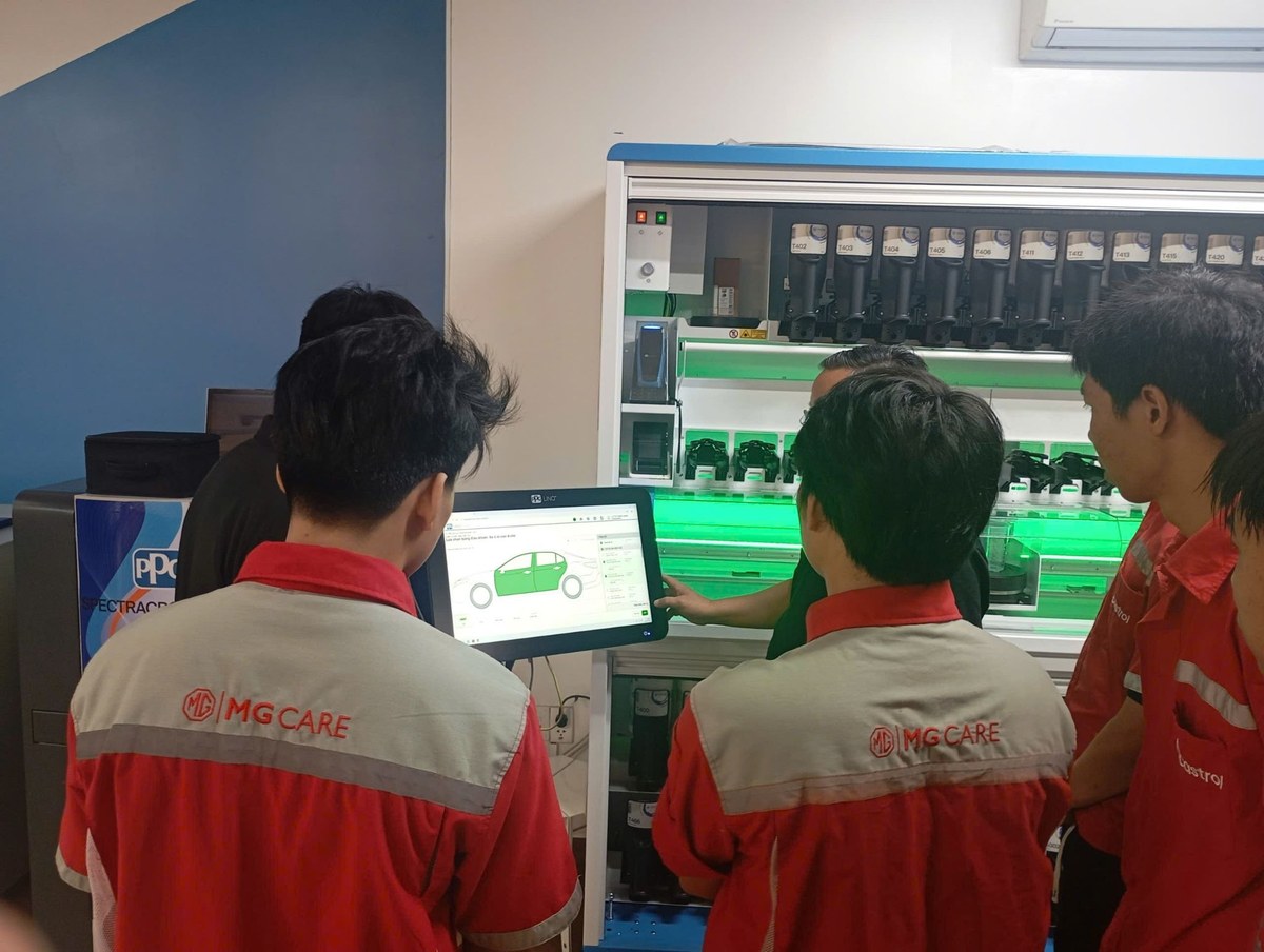 Kỹ thuật viên MG tra cứu công thức màu trên hệ thống pha màu điện tử của PPG